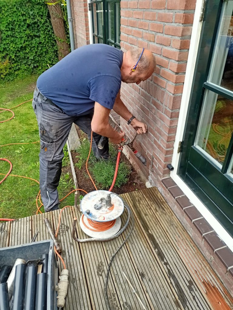 Gat boren t.b.v. kruipruimte ventilatie